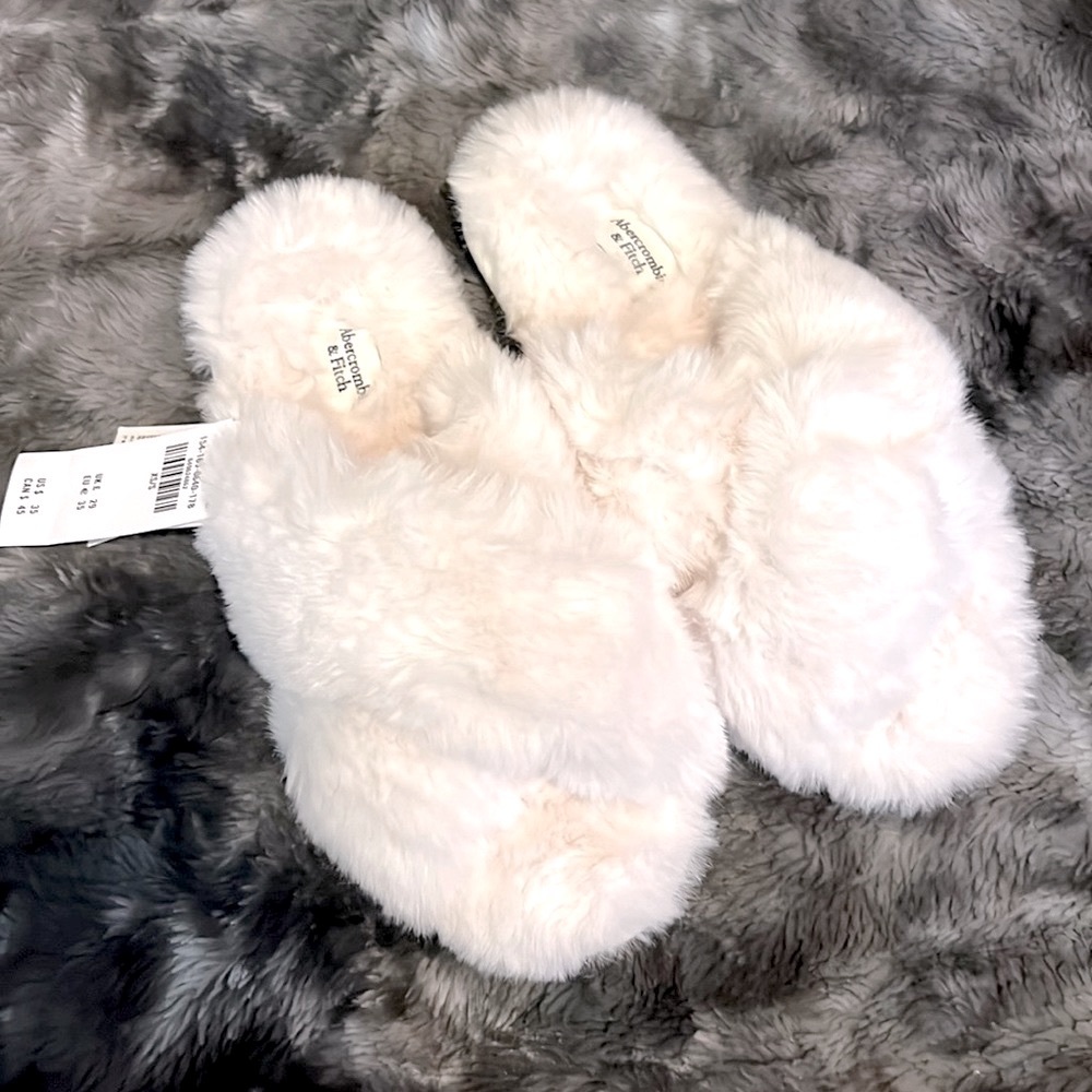 A&F CRISSCROSS SLIPPERS 🤍